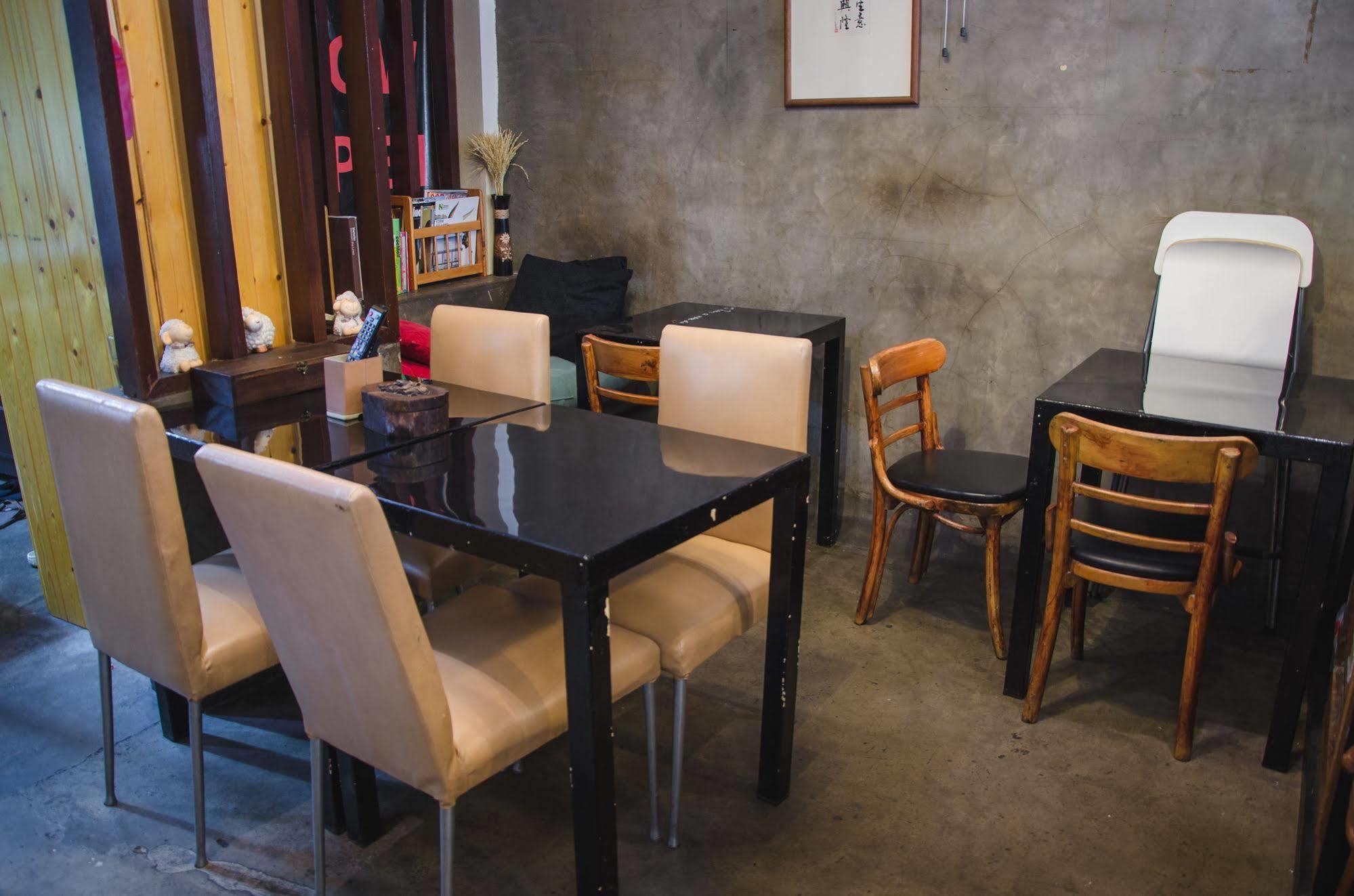 Bed And Butler Hostel Bangkok Ngoại thất bức ảnh