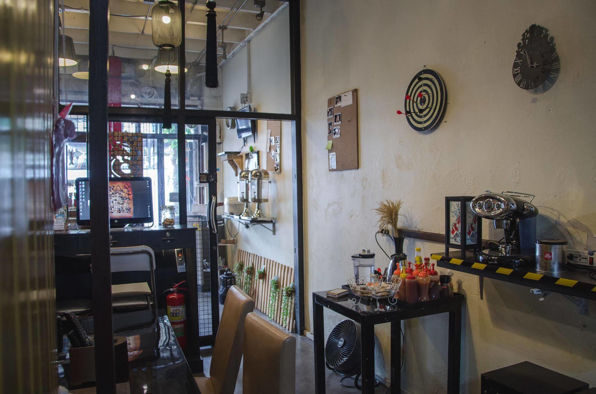 Bed And Butler Hostel Bangkok Ngoại thất bức ảnh