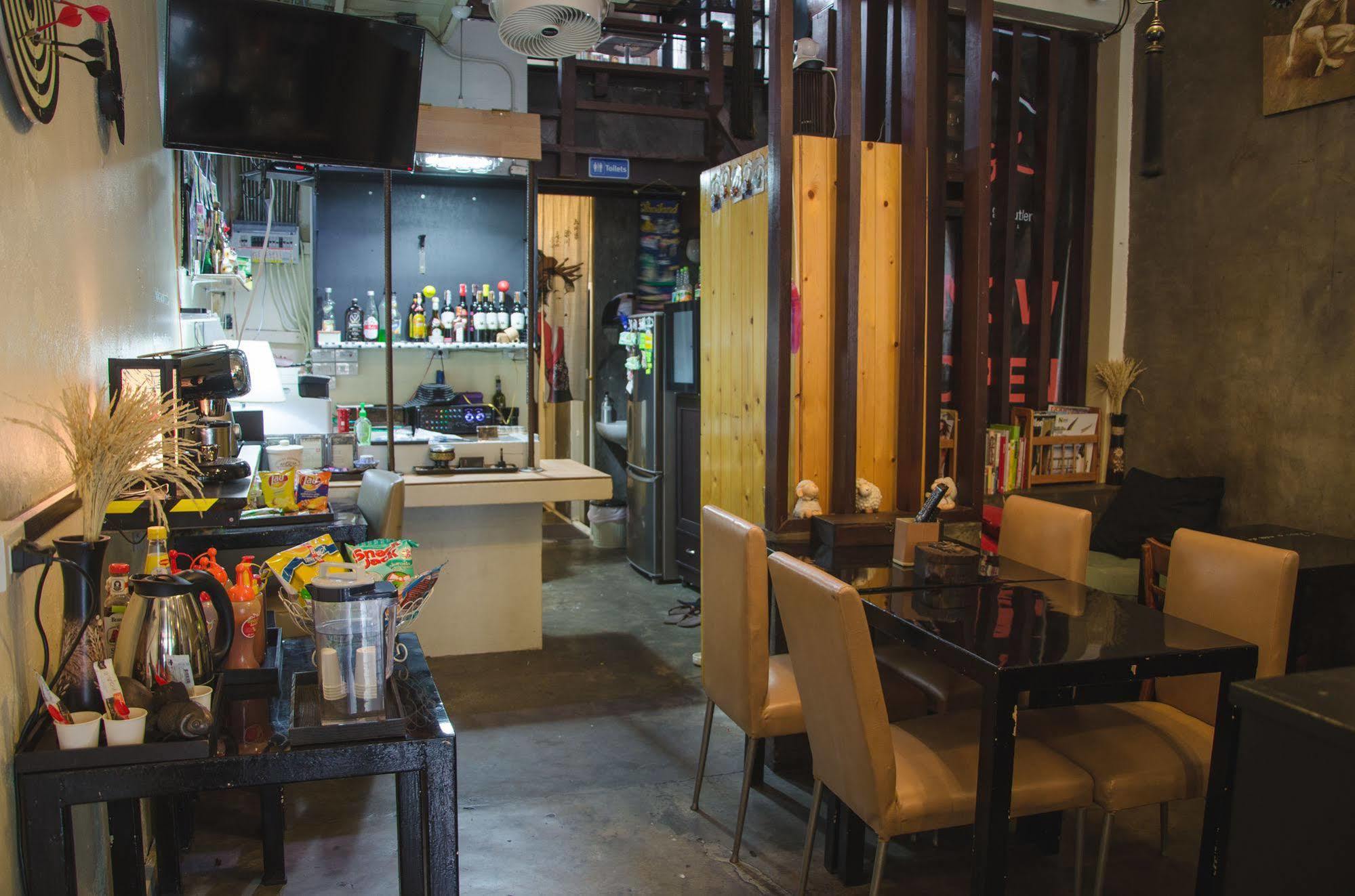 Bed And Butler Hostel Bangkok Ngoại thất bức ảnh