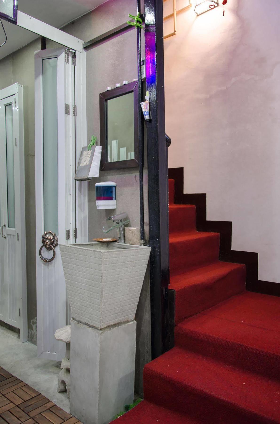 Bed And Butler Hostel Bangkok Ngoại thất bức ảnh